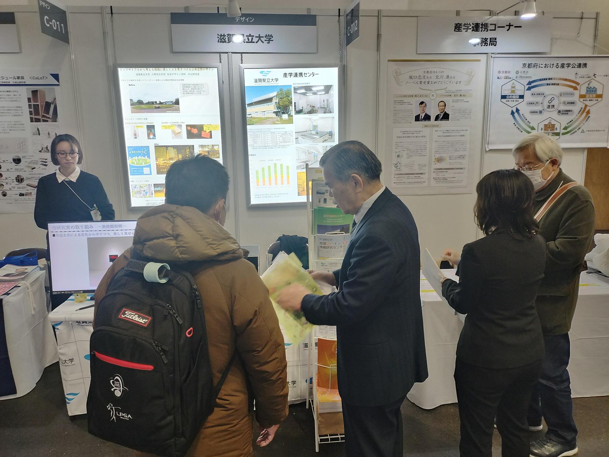 ブース対応の様子改.jpg