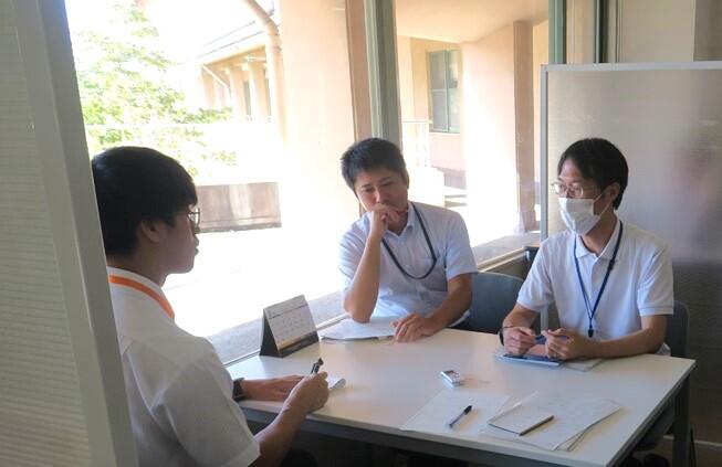 学生就職支援課へのインタビューの様子