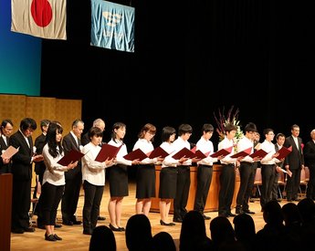 校歌斉唱