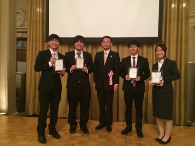 ポスター賞受賞の4名と川崎実行委員長
