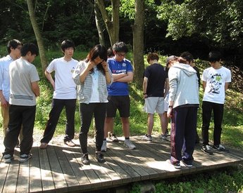 傾く板のバランスを保ちつつ、課題をクリアする