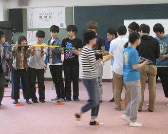 樋状のバトンをつなぎボールを目的地へ運ぶ