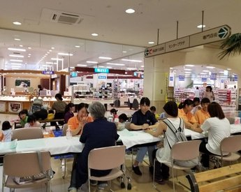 未来看護塾の学生によるハンドマッサージ　