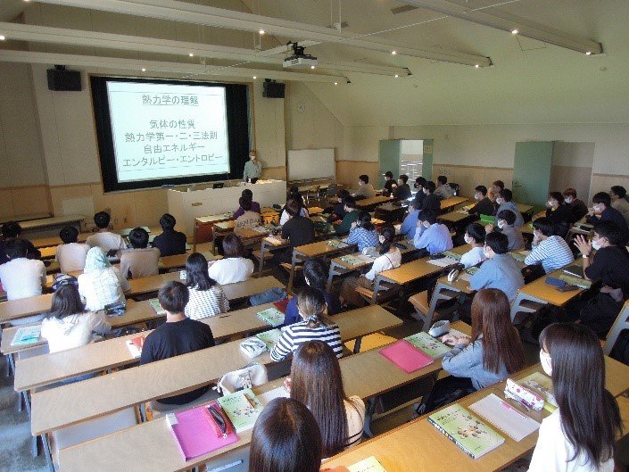 前後左右の間隔をあけた授業の様子（１）